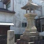 丸亀・金比羅街道　寿覚院山門前の燈籠と道標